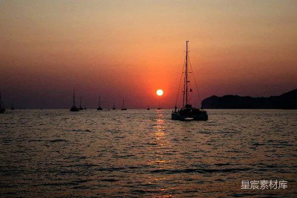 夕阳下海面上的船影轮廓