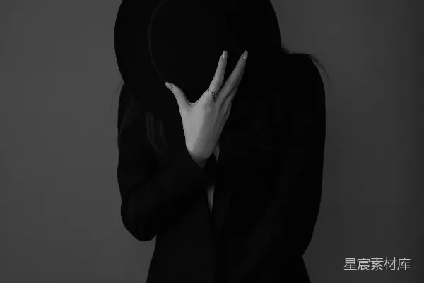 高清摄影 穿黑色连帽衫的人用手遮住脸