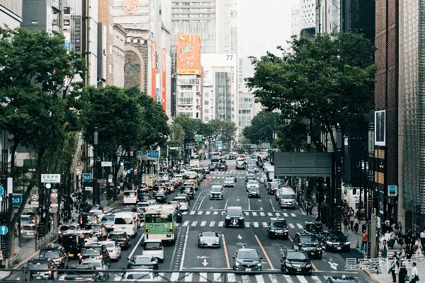 繁忙的城市街道，车水马龙，行人穿梭不停。