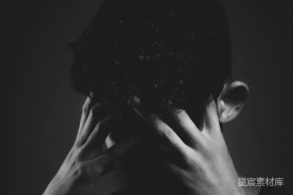 高清摄影 灰度照片中的男子用手遮住脸。