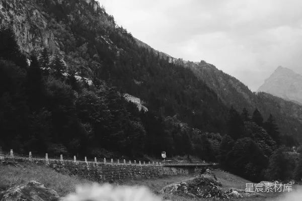 高清摄影 一座有栅栏和树木的山
