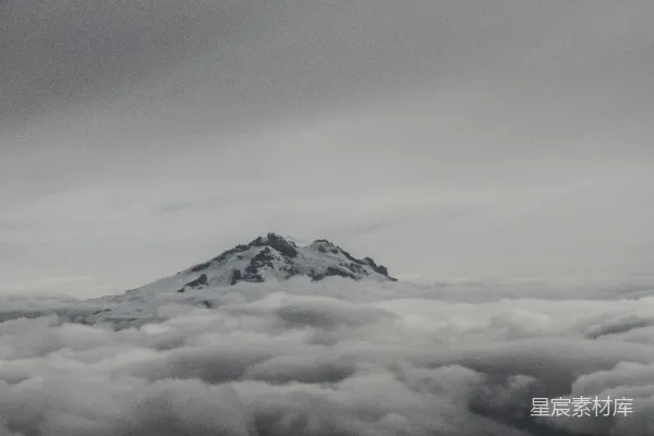 高清摄影 白天多云的天空下被积雪覆盖的山峰