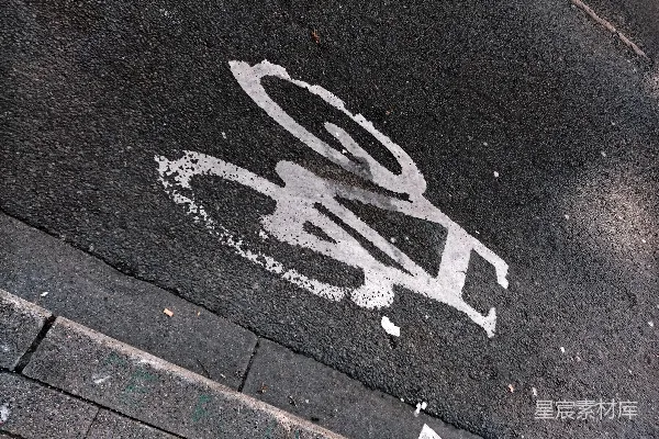路边涂鸦的路标