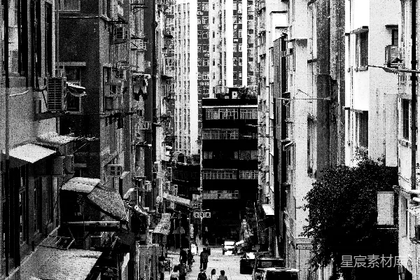 高清摄影 狭窄的街道两旁是高楼大厦，人们在行走。