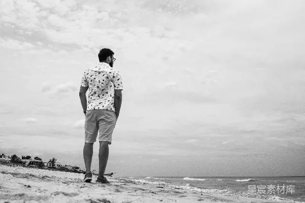 高清摄影 男人和女人在海滩上接吻