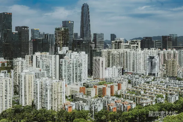 密集的城市景观中有许多高大的建筑物和绿树。