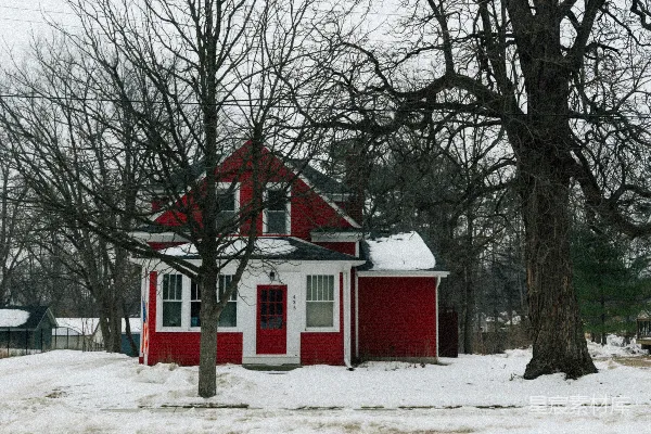 一所小红屋坐落在雪中。