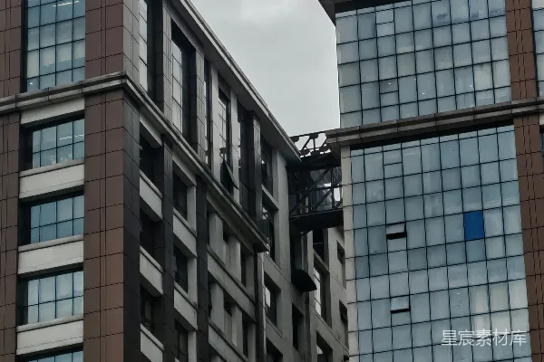现代办公楼周围是阴云密布的天空。