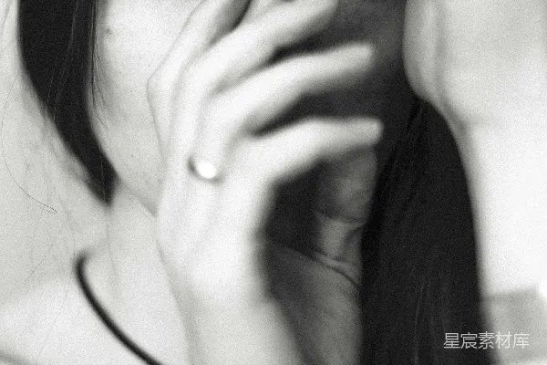 高清摄影 一个女人用手遮住脸。