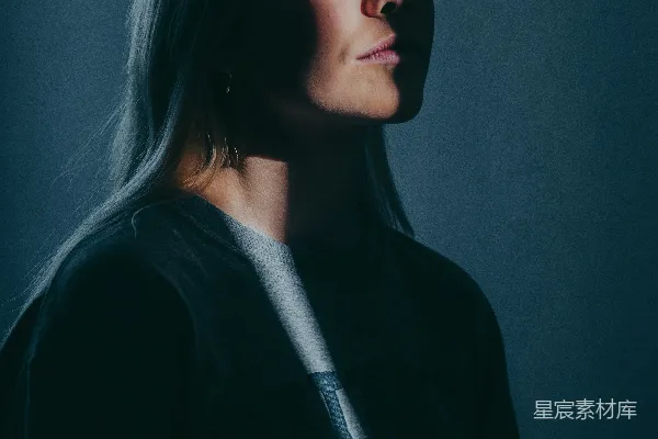 白衬衫的女人