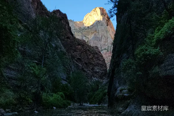 一条河流穿过一座被山环绕的峡谷