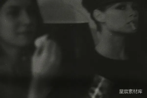 高清摄影 一个男人和一个女人在弹吉他。