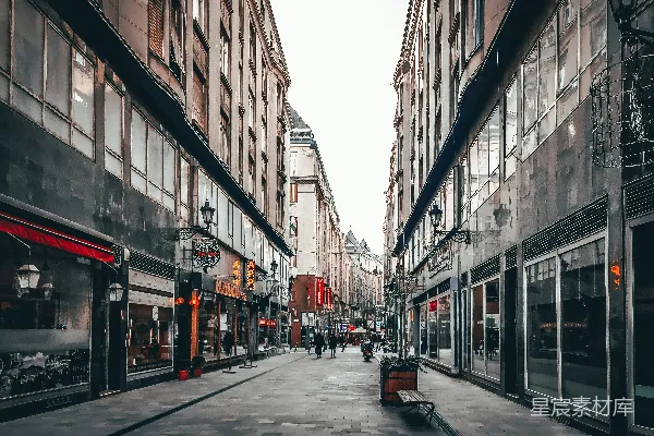 白天人们走在街道上，建筑物之间步行