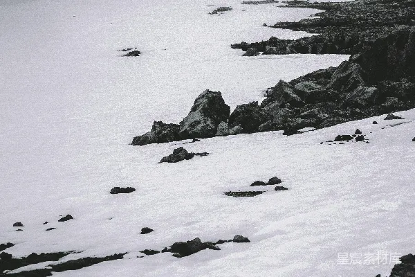 高清摄影 白天的积雪覆盖的山脉