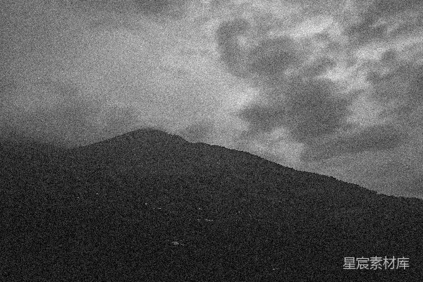 高清摄影 一张黑白色调的山景照片，天空中有云层。