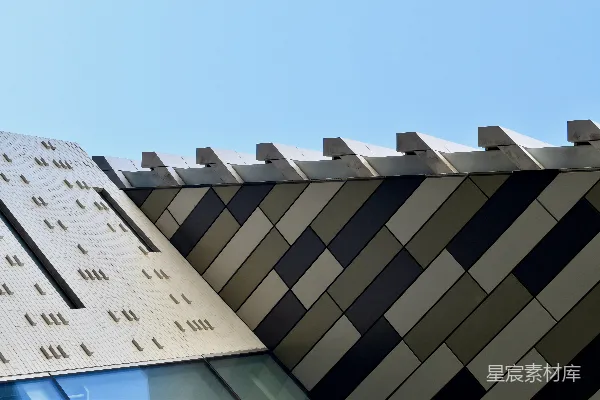 一幅建筑物的特写镜头，背景是天空。