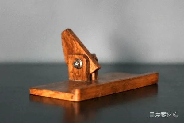 桌子上摆放着一个木制物体。