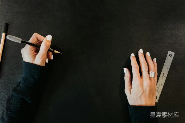 一个女人拿着一支铅笔和一把尺子。