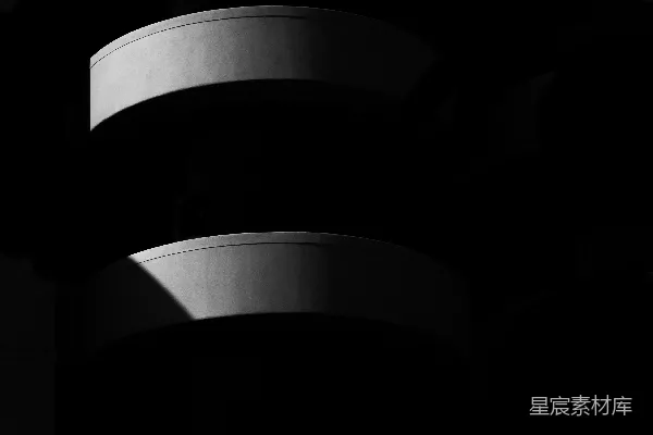 高清摄影 弯曲的阳台在昏暗的建筑上投下阴影。