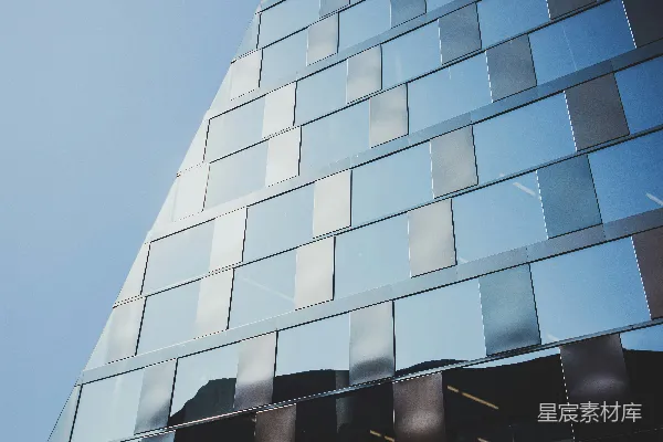 一座有许多窗户的高大建筑物