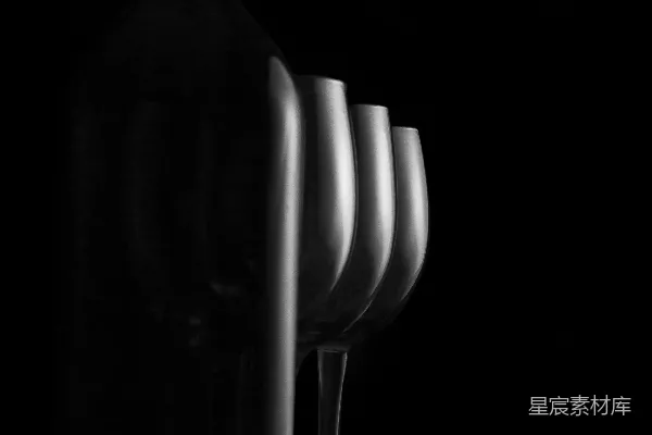 高清摄影 一排酒杯放在一瓶葡萄酒旁边。