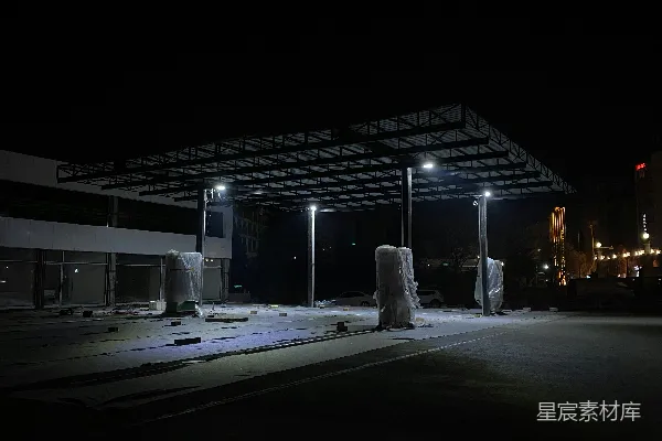 夜晚空旷的停车场，灯光闪烁。