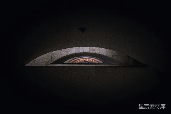 黑白隧道中的光