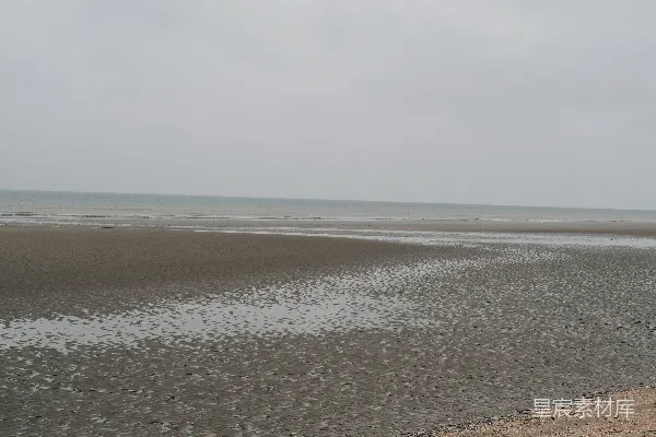 海边一个人在沙滩上漫步