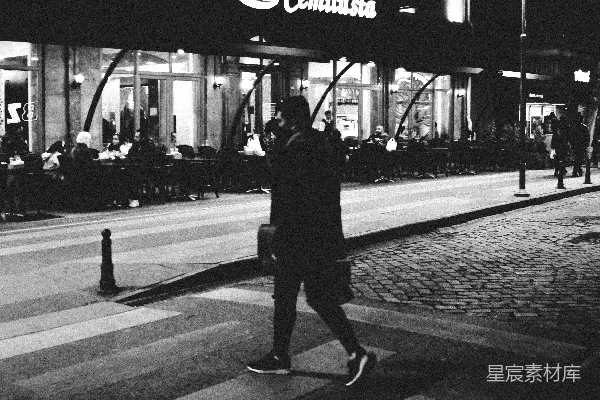 一个男人在夜晚走在街上