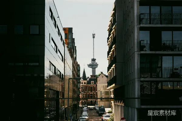 一座城市街道的远景，高大的建筑矗立其间。