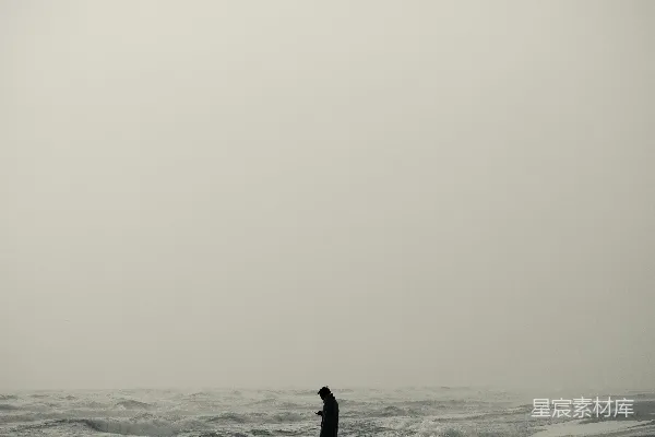 高清摄影 一个站在海滩上的人