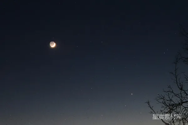 月亮和金星在夜空中可见