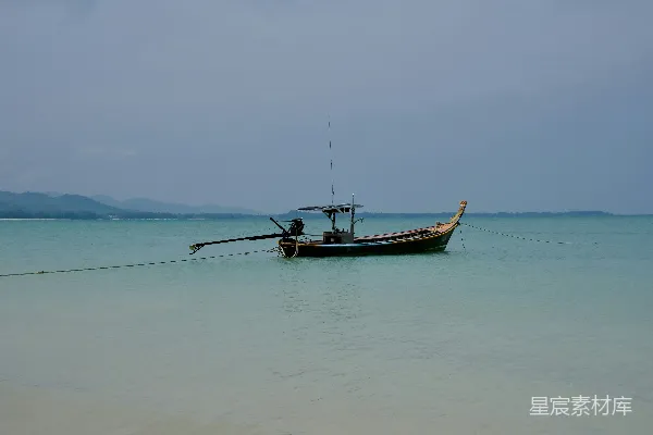 一艘小船停泊在中间的海洋中