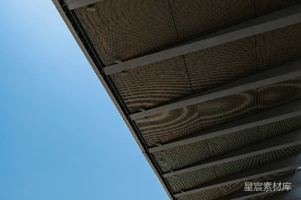一座现代建筑结构与蓝天相接。
