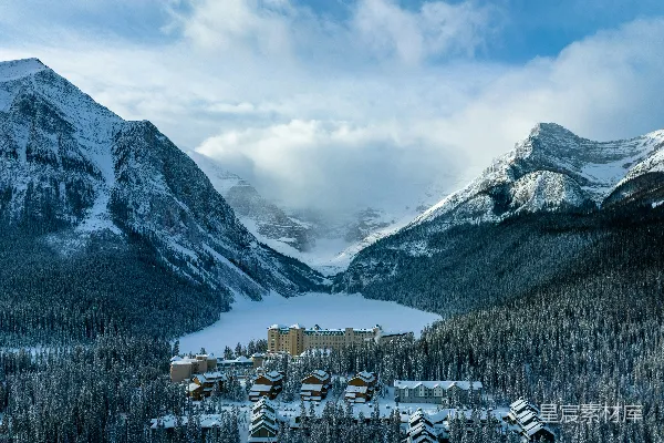 一幅 Resort 袅袅炊烟环绕的山间美景