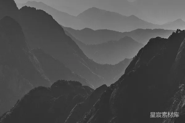 高清摄影 一张黑白照片，展示了一座山脉的景象。