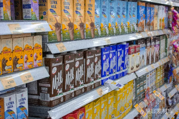 商店里堆满了谷物的架子