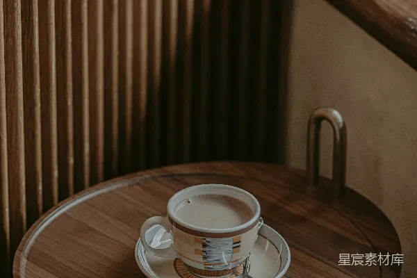 白瓷茶杯置于棕色木桌上的托盘上