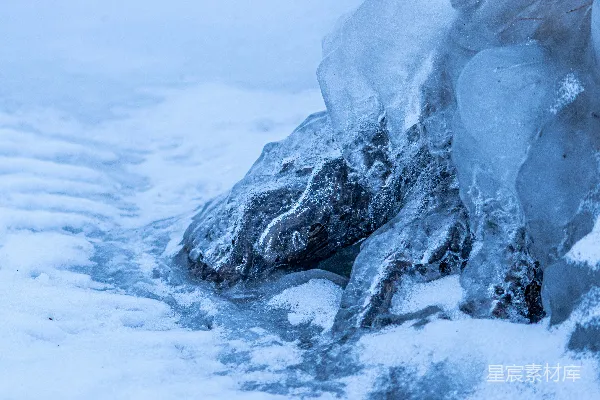 雪覆盖中一个雪地里的岩石