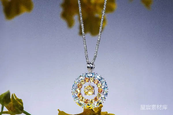 精致的黄色花朵吊坠项链