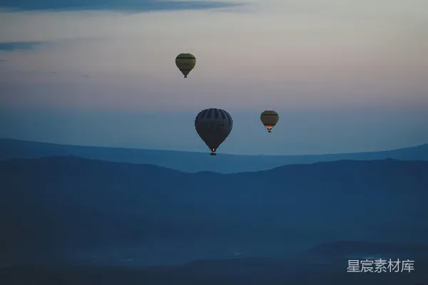 白天热气球在天空中