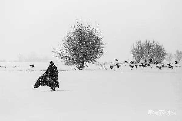 高清摄影 一个穿着外套的人在雪地里行走。