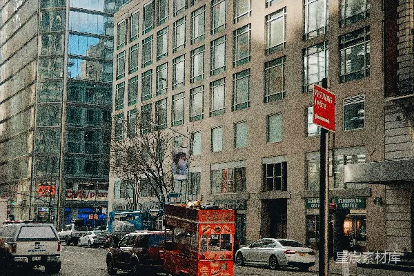 一条街道上挤满了车辆，旁边是高大的建筑。