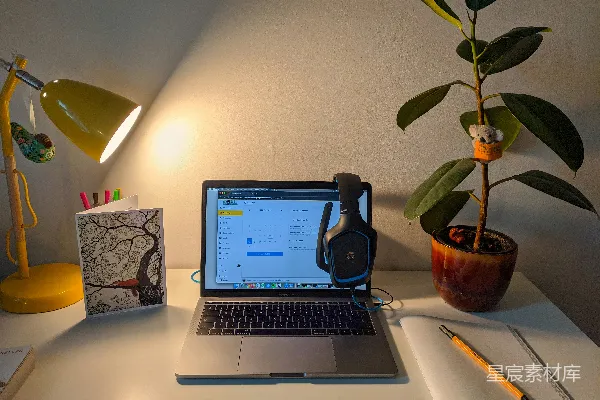 MacBook Pro放在白色桌面上