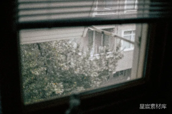 透过窗户看的一间房屋的景象