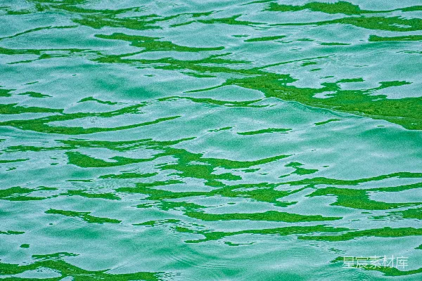 碧波轻漾的淡蓝色水波。