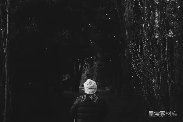 高清摄影 黑白照片中的男女接吻场景