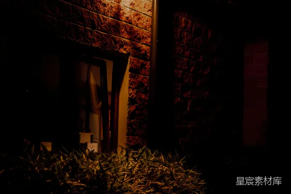 砖砌建筑一侧有光 illuminating the side of a brick building