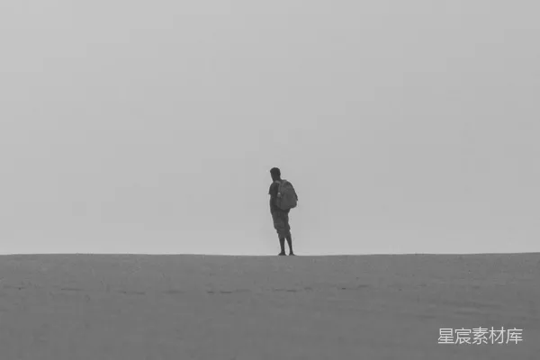 高清摄影 一个人站在田野中间