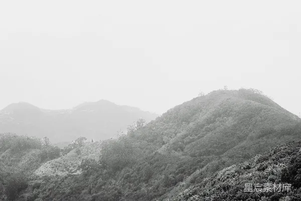 高清摄影 一张黑白照片，展示了一座山脉的景象。